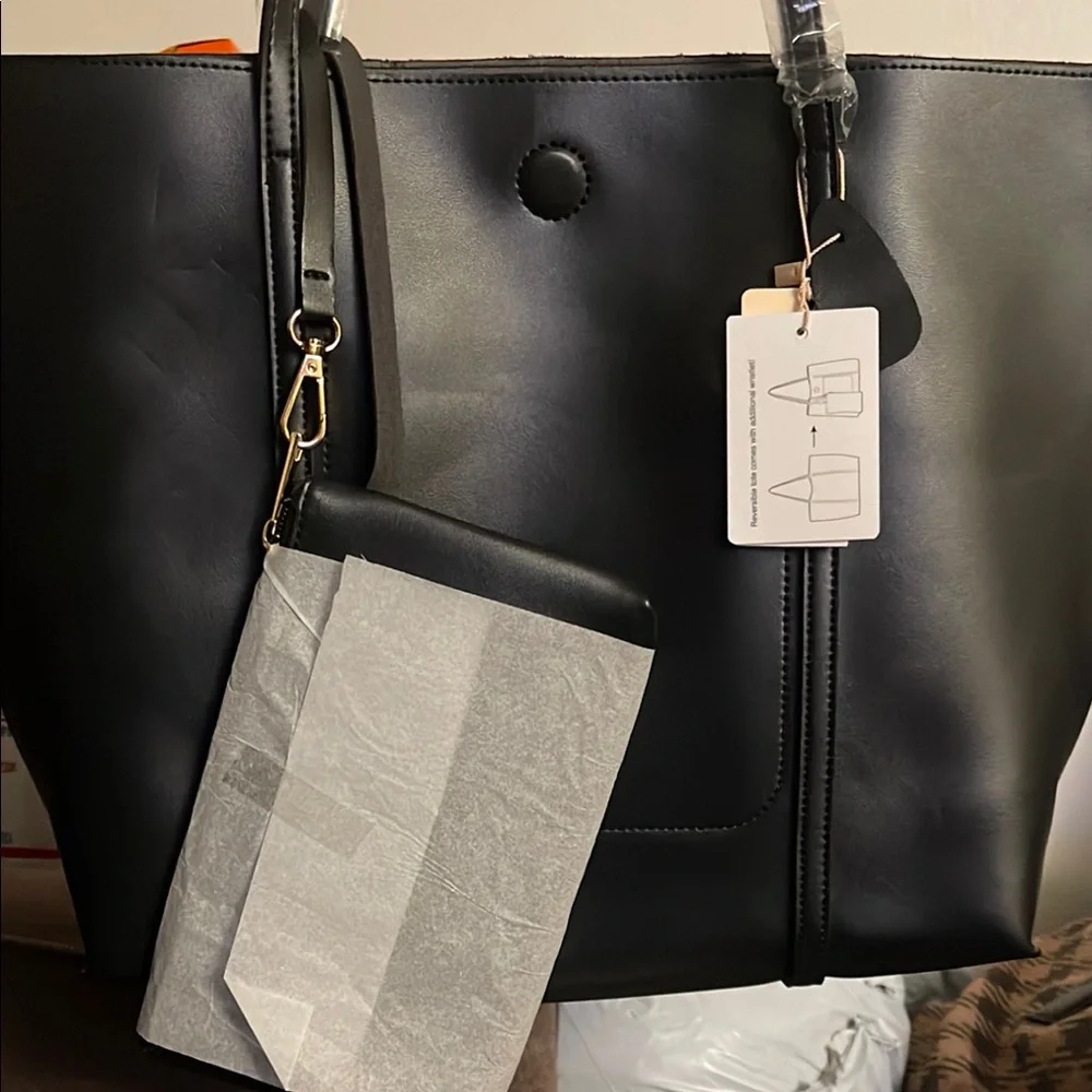 Mellow World Sadie Reversible Black Tote Bag with Structured Design - Picture 5 of 11